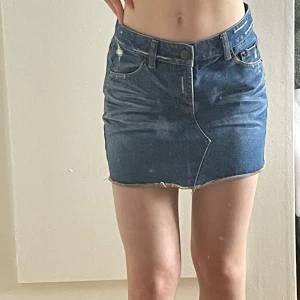 Jeanskjol  - Så fin jeanskjol som tyvärr är för stor för mig som brukar ha stl 34 i jeans. Skriv om du har frågor eller vill pruta💗