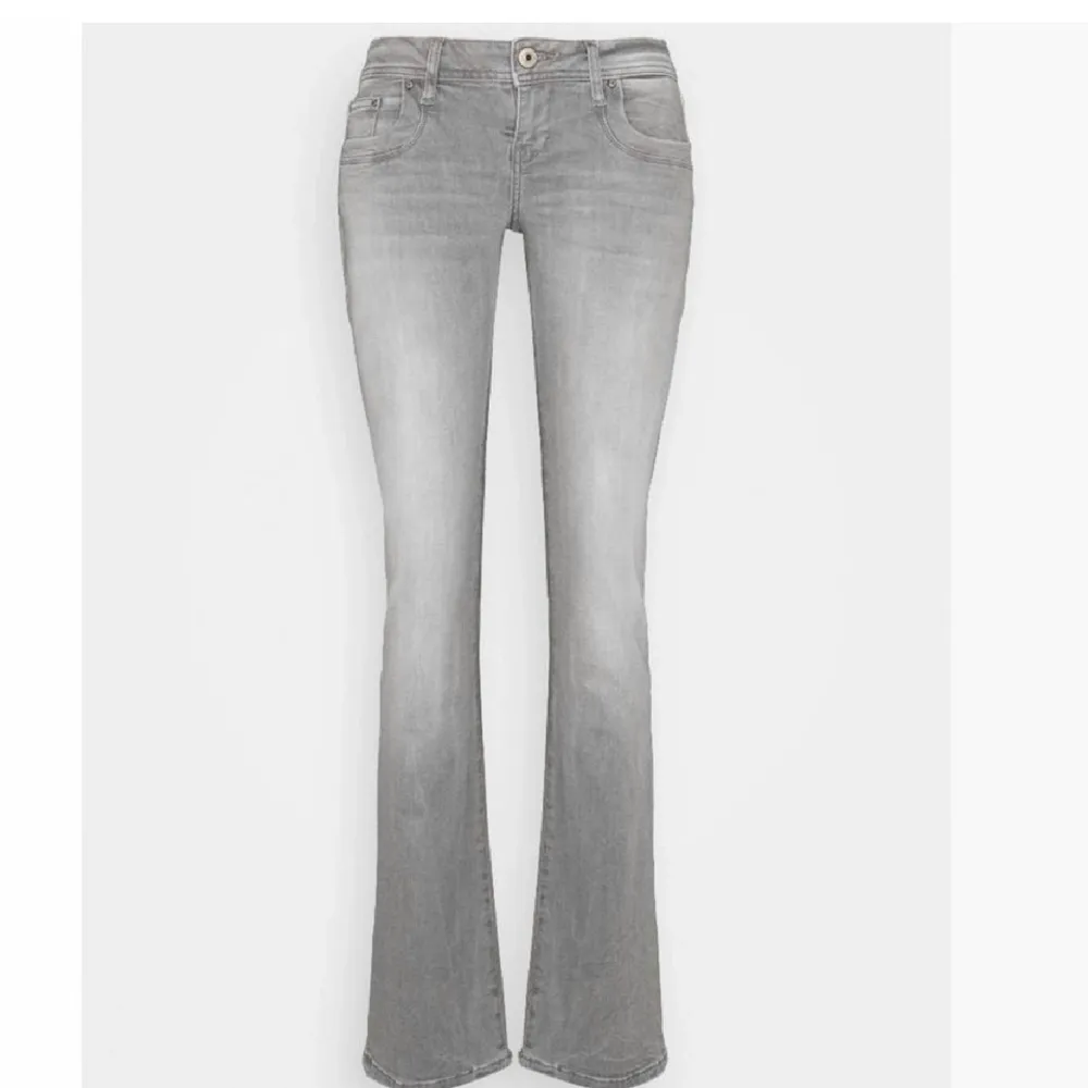 Säljer dessa gråa populära ltb jeans då de inte passar mig. Kan även tänka mig att byta mot 26/32. Blir det många intresserade så startar jag en budgivning❤️. Jeans & Byxor.