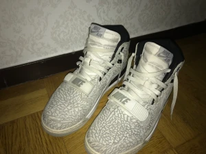 Nike air Jordan legacy 312 - Jag har haft den i 5 månader nu men de är lite smalare, så skriv gärna om du vill ha den❤️.