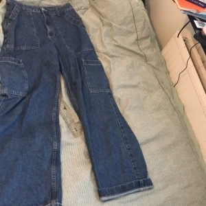 Cargo jeans  - Oversized cargo jeans. Använda bara 1 gång.