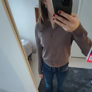 brun topp - En topp/kofta från HM! Köpte förra året på sellpy men har bara använt den nån gång. Finstickad och lite kortare modell i fint skick! Storlek S men passar också xs. Köparen står för frakt! 