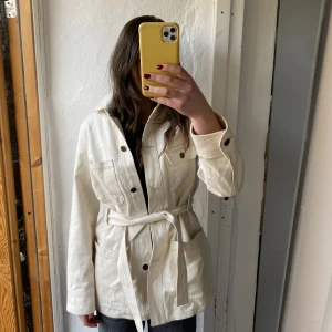 Vit & Other stories jacka i stl: 36 - Vit & other stories jacka med skärp i midjan.📦💓