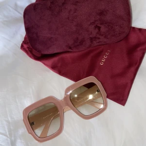 Gucci solglasögon - Stora, beig/rosa. Med fodral och alla medföljande tillbehör. Använd ett fåtal gånger så det finns inga tecken på användning. 
