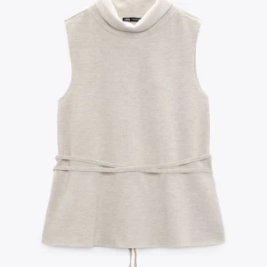 zara topp  - säljer min zara tröja i strl S. Använd 1-2 gånger, som nyskick! Nypris: 199kr. Hör av er för bilder osv