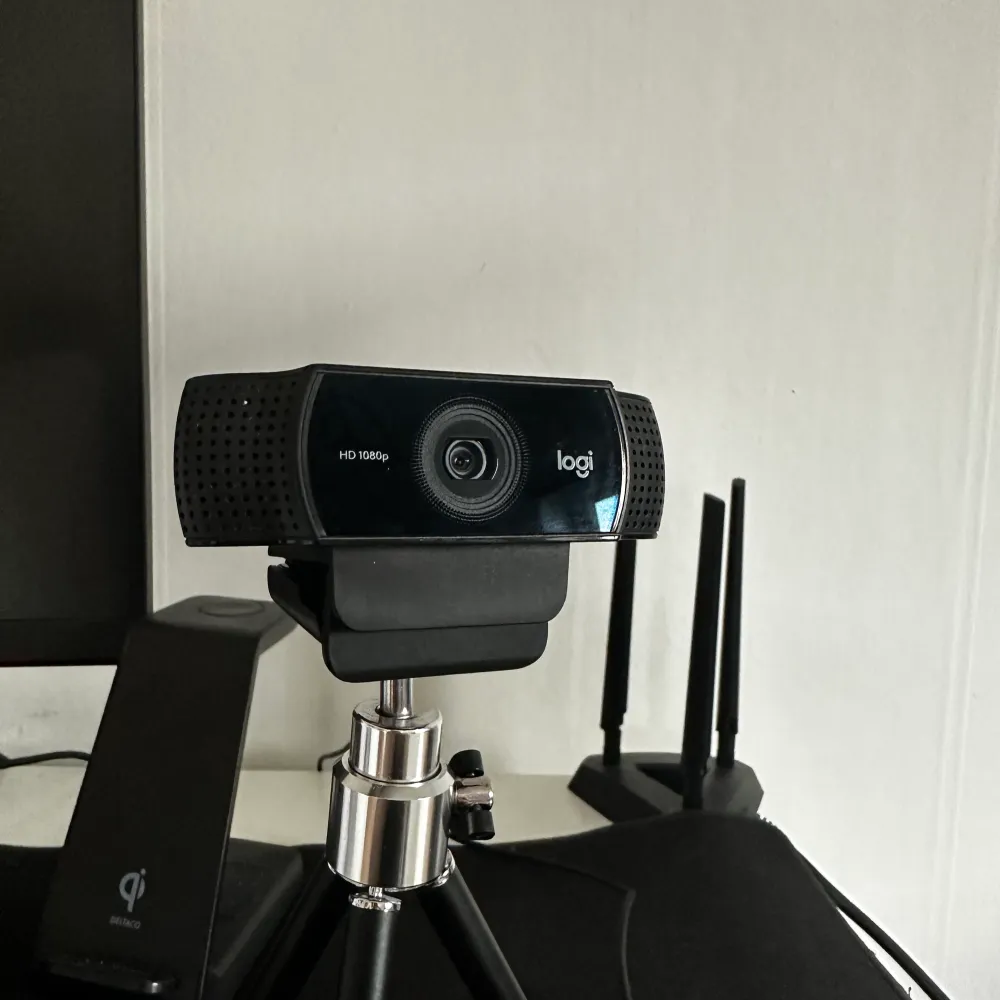 HD 1080p Logitech C922 pro stream webkamera Nypris 1400kr  Följer med ett staty. Övrigt.