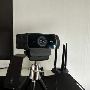 HD 1080p Logitech C922 pro stream webkamera Nypris 1400kr  Följer med ett staty