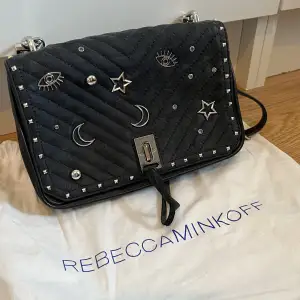 Unik axelbandsväska från Rebecca Minkoff i bra skick! 