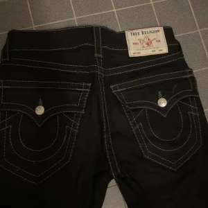 True Religion Jeans - Ett par unika True Religion Jeans i väldigt bra skick i Storlek 30. QR kod finns och fungerar fraktar eller möts gärna upp i stockholm. För mer bilder/ frågor bara frågor