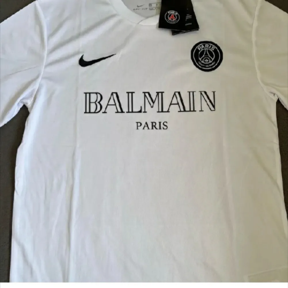 Psg x Balmain tshirt perfekt för sommaren oanvänd köpte fel storlek så vill sälja den.. T-shirts.