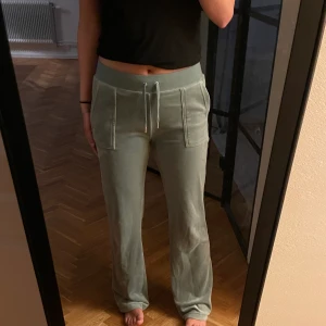 juicy couture byxor  - Säljer mina juicy couture mjukisbyxor i färgen chinois green. Använd fåtal gånger, inga defekter eller slitningar förekommer💓(som referens så är jag en storlek S i vanliga fall)  Vill INTE byta!