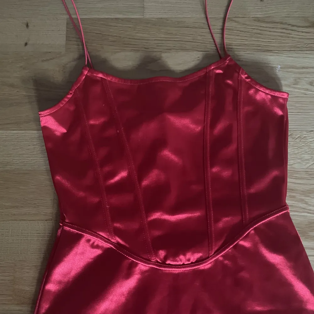 En röd satin klänning från H&M.  Storlek S. Bara använd 1 gång så den är i nyskick. Säljer pga för kort på mig (jag är 1.64). Köparen står för frakt. Kan även mötas upp i Varberg. . Klänningar.