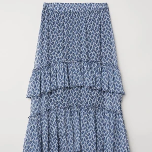 Långkjol - !INTRESSEKOLL! På min fina blå Långkjol som är helt slutsåld. Är i storlek L men pssar både m och S också. 