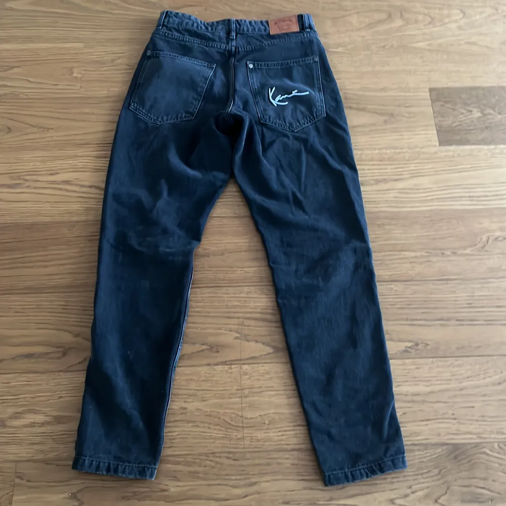 Svarta regular fit jeans med midjemått mått 80 cm och längd 105 cm. Skick 9/10 använda ett få tal gånger. Märke Karl Kani.. Jeans & Byxor.