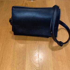 Svart handväska i märket ”Pacomartinez”. Aldrig använd. Säljes p.g.a. inte min stil.