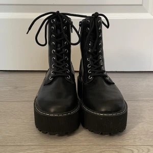 Platform boots - Boots jag köpte men slutade med att jag knappt använde, dom är riktigt snygga men jag föredrar korta boots <3 jag har storlek 38-40 på skor (: 