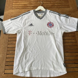 Bayern München Bortatröja (retro) - Bayern Münchens bortatröja ifrån säsongen 02/03. På bilden ser den lite skrynklig ut men syns inte när den används. Skick: 7/10 Skriv till mig om du har frågor!