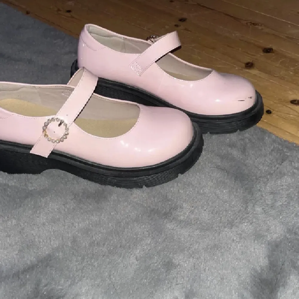 Theyre a bit of a darker pink than on the photos. They’re bought for 400(?)~ and i need them sold ASAP!!! you can get the black ”lines” on the shoes off with an eraser and some water! size 37-38 EU. Skor.