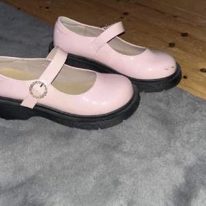 Theyre a bit of a darker pink than on the photos. They’re bought for 400(?)~ and i need them sold ASAP!!! you can get the black ”lines” on the shoes off with an eraser and some water! size 37-38 EU