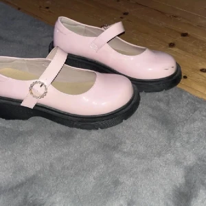 Lolita Shoes Pink Mary Janes - Theyre a bit of a darker pink than on the photos. They’re bought for 400(?)~ and i need them sold ASAP!!! you can get the black ”lines” on the shoes off with an eraser and some water! size 37-38 EU