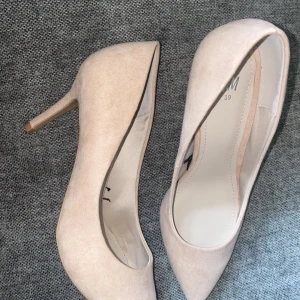 Rosa klackskor från H&M - Jättefina rosa klackskor från H&M i storlek 39. Normala i storlek. Väldigt fint skick   Säljer dem för jag inte använder dem längre. Kan tänka mig att gå ner i pris!