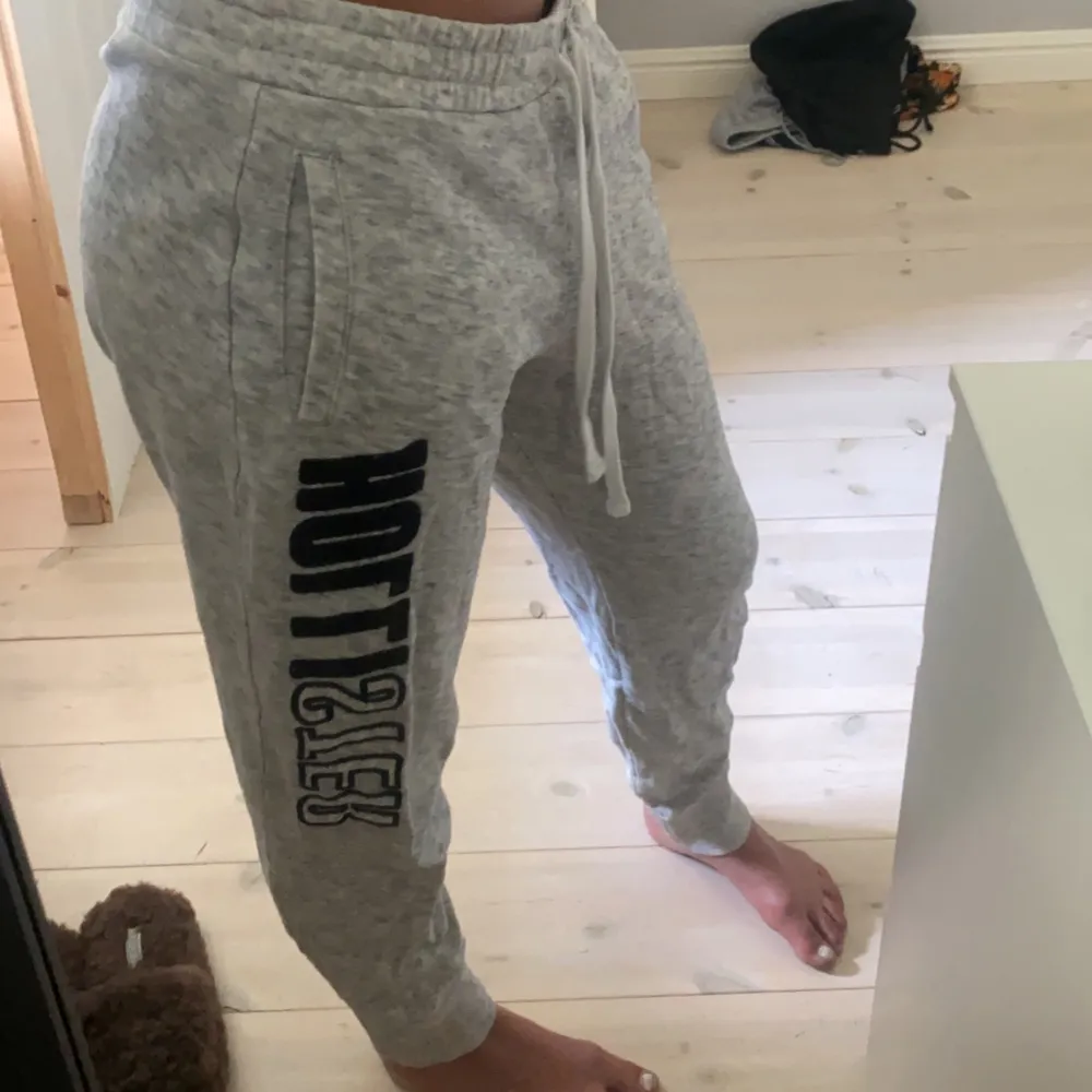 Använd ett fåtal gånger men kommer inte till användning längre💕. Jeans & Byxor.