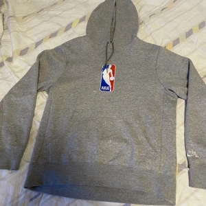 Grå Nike SB Hoodie NBA  - Köpt för inte så länge sedan. OBS! Den är ljusare i verkligen, bilden blev lite mörk!  Storlek: M (Passar också S)   Skick: Den är i bra skick och har inte några hål, fläckar som inte går bort osv.   Färg: Grå  Material: 80% bomull 20% polyester