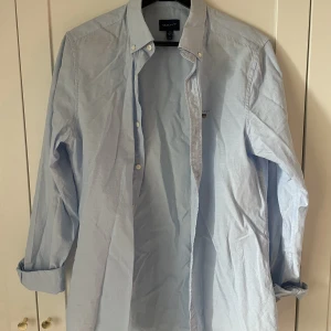 Skjorta Gant - Blå skjorta från gant i modellen slim fit!