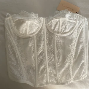 Korset topp - Helt ny oanvänd korset köpt från Shein för ca 150kr. Endast testad och storleken är fel.  Storlek xs 34