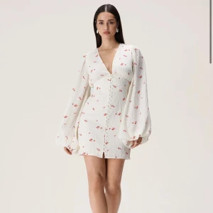 Adoore klänning 🌺 - Säljer denna superfina klänningen från adoore, pga lite för stor för mig!!  Storlek 36 🥰