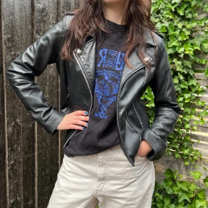 Bikerjacka - Snygg klassisk skinnjacka köpt för många år sedan på Mango. Stl small.