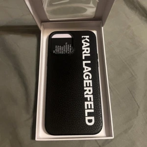 Karl Lagerfeld iPhone skal  - Helt nytt från Nelly till en iPhone 13 PRO Max aldrig fått de till användning då jag köpte dubbelt upp 