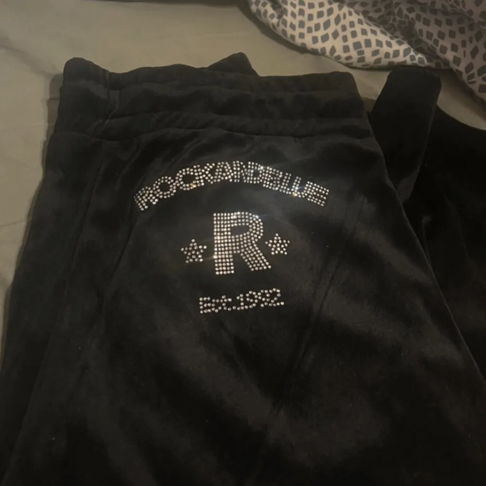 Helt nya rockandblue byxor tyvärr för små för mig, dom är i storlek 38 . Jeans & Byxor.