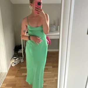 Klänning från Zara - Superfin klänning från zara, aldrig använd endast testad🧡slits på baksidan
