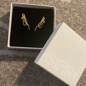 399kr - Helt nya safira örhängen värde 500kr💓, dem är guld palerade💗.