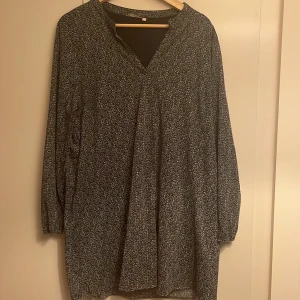 Tunika i blått mönster från Bonaparte - Nästan oanvänd, ganska tunn men finns innerlinne. 