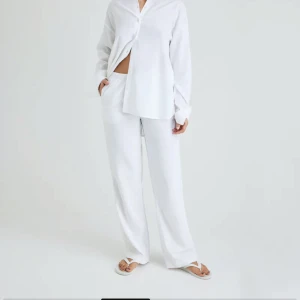 Linnebyxor  - Slutsålda linnebyxor som tyvärr är för långa på mig som är 160, modellen på bilden har samma storlek som mig och är 170. Frakt tillkommer 