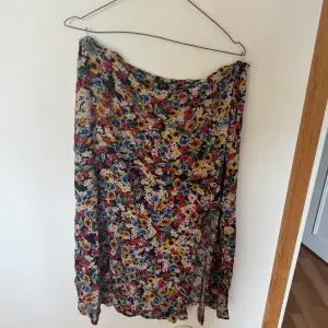 Blommig kjol från Lindex i storlek XL