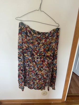 Blommig kjol - Blommig kjol från Lindex i storlek XL