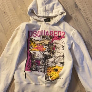 Dsquared hoodie  - Storlek M men är liten i storlek. Jag är xs-s och den passar mig.