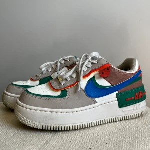 Nike Airforce 1 Shadow - Jättesnygga och sparsamt använda Nike Air Force 1 Shadow i storlek EU 36.5! Köpta för 1076kr på Asos för två år sedan och säljs då de ej kommit till någon större användning. Normala i storleken och passar dig som ligger nånstans mellan storlek 36 och 37!