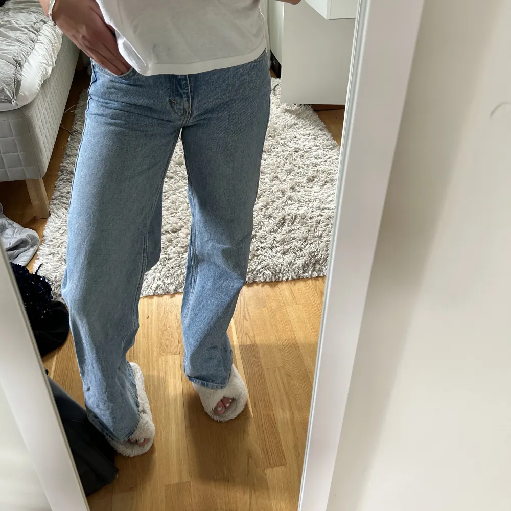 Lågmidjade ljusblåa jeans i modellen ray från weekday. Storlek 25/32. Byxorn är i mycket bra skick. Jeans & Byxor.