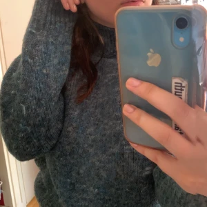 Stickad Levi’s tröja - En supersnygg och varm vintage stickad Levi’s tröja! Garnet är en blandning av olika blåa och turkosa färger. Plagget har en polokrage och broderat Levis’s i högra hörnet💓 Om man är känslig för ett tyg som kliar så rekomenderar jag ej💓💗💖