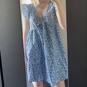 Blommig klänning  - Superfin klänning från shein som tyvvär inge kommer till användning längre, köpt för cirka 200krx storlek M men skulle säga att den sitttr mer som en S 