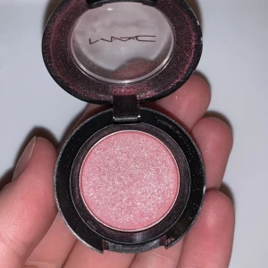Ögonskugga mac; Pink venus - Ögonskugga i superfin glittrig rosa färg från Mac. Såå fin i sommar!! Endast testad. Säljer då jag har en till. Färg: Pink venus. Slutsåld på de flesta ställen! I butik kostar endast paletten för refill 150 och runt 300kr tillsammans med behållaren 