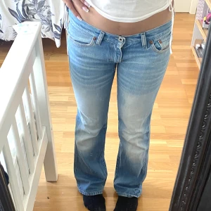 Lågmidjade jeans - Jätte snygga vintage diesel jeans som tyvärr är för små för mig Skriv för fler bilder/mått🫶🏼
