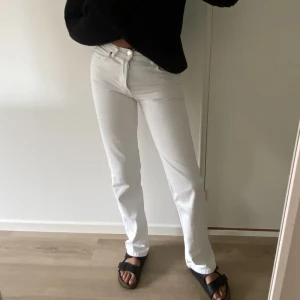 midwaist jeans - Populära vita stolp-jeans med medelhög midja från Zara. I storlek 38 och är perfekt långa på mig som är 175 cm. Brukar ha S/M i jeans för referens. Köparen står för frakten🤍  (säljer även likadana ljusblå)