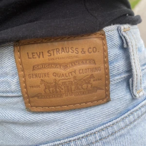 Levis jeans - Säljer pga för stora på mig.. jätte fint skick o inga slitage😊köpta för 993kr men säljer nu för 320kr💞storlek 30