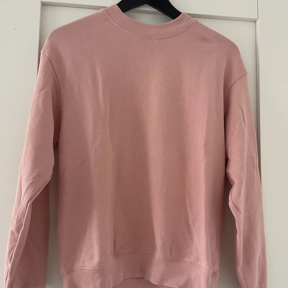 Fin ljusrosa sweater från monki i stl xxs, passar mig som vanligtvis har xs/s.. Tröjor & Koftor.