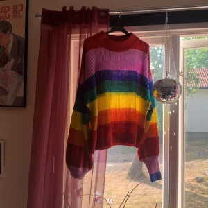 Stickad tröja - En superskön stickad tröja i regnbågsmönster! Ett perfekt plagg inför vintern eller att ha på sig en kall sommarkväll. Den har ballong ärmar och är i storlek L💗💗💖