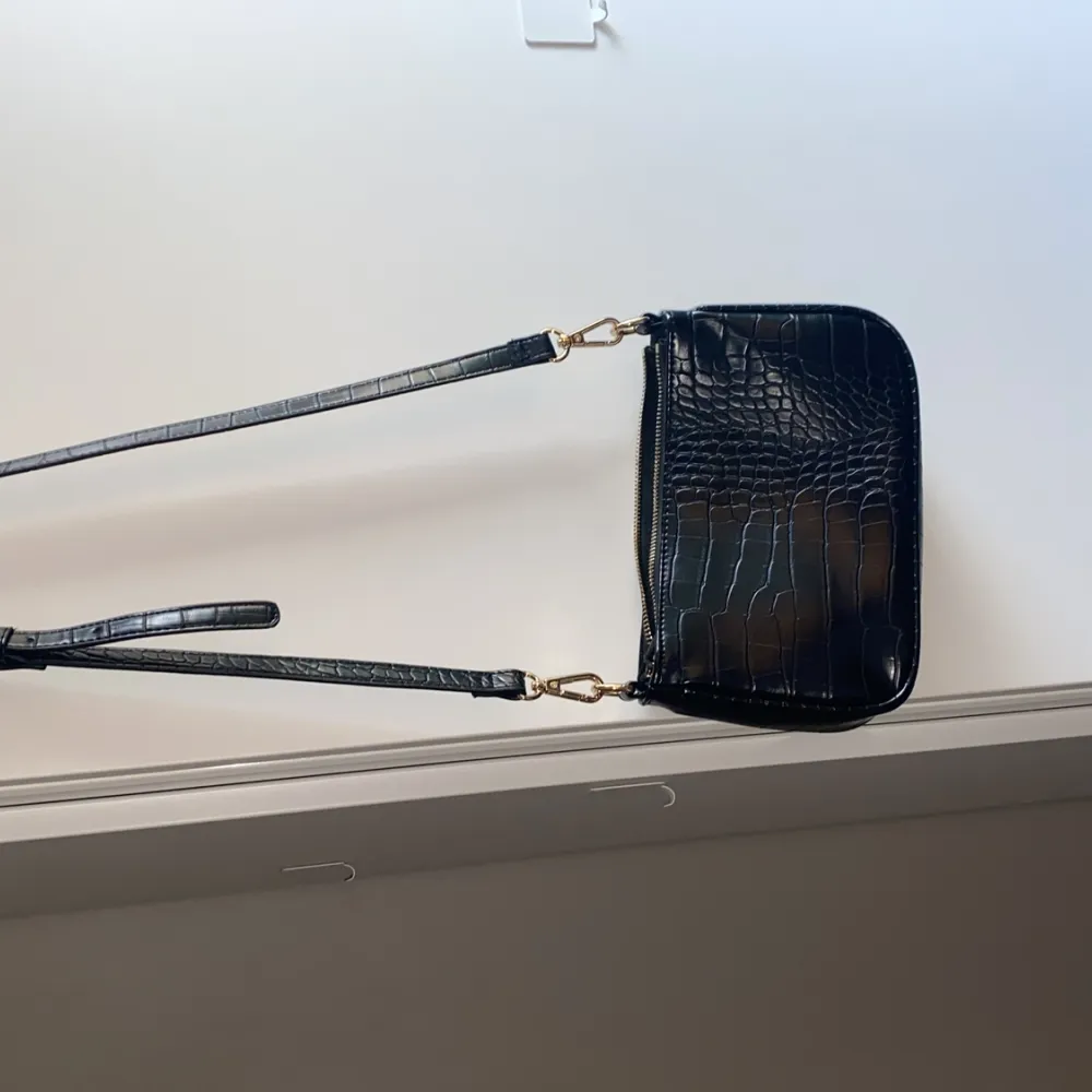 SĂ€ljer denna super snygga vĂ€ska frĂ„n Lindex!đ» super bra skick! Jag sĂ€ljer den för att vĂ€skan har inte kommit till anstĂ€ndig sĂ„ mycket!đ pris kan diskuteras!. Laukut & KĂ€silaukut.